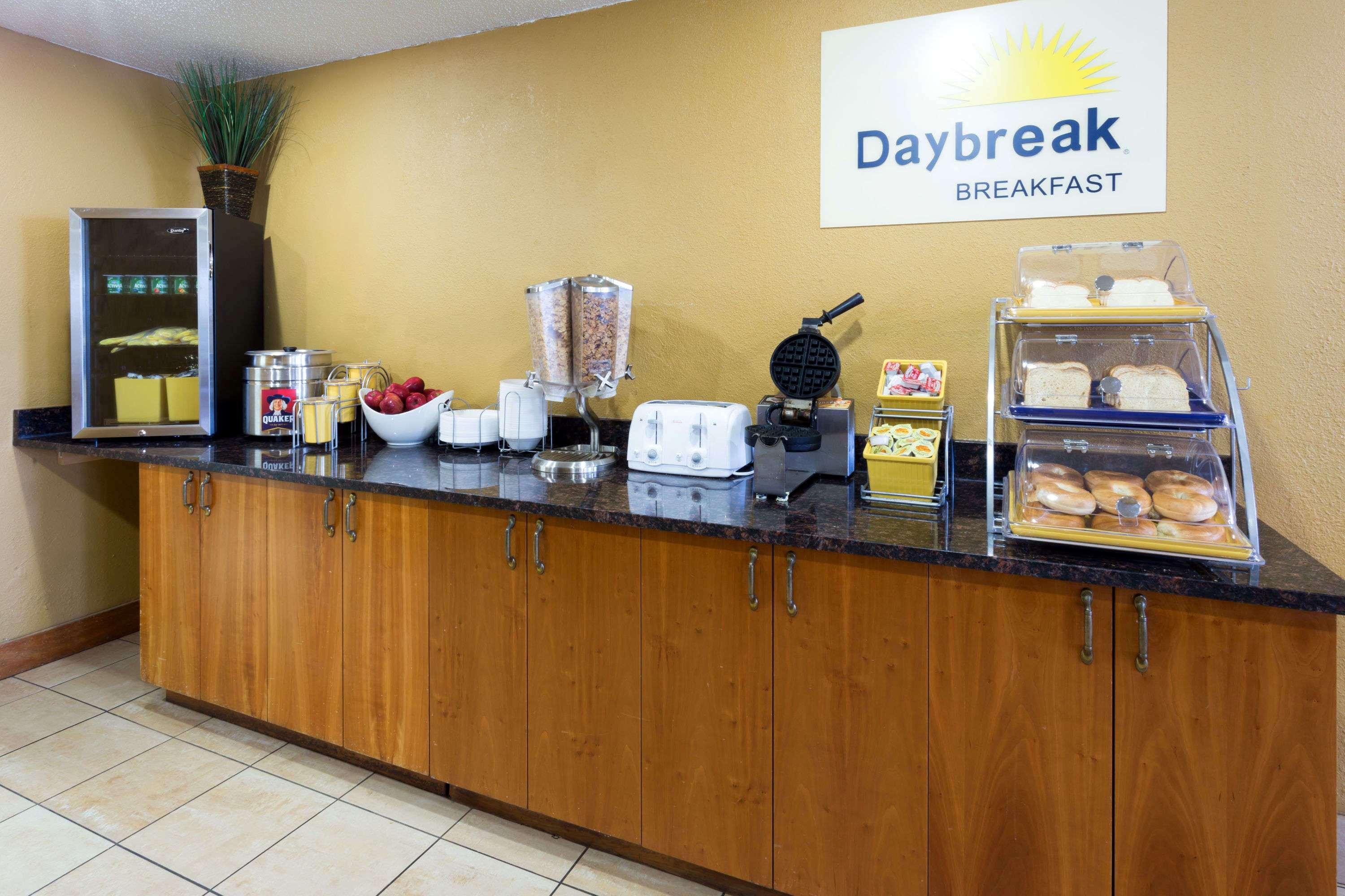 Days Inn & Suites By Wyndham Northwest Indianapolis Exterior photo