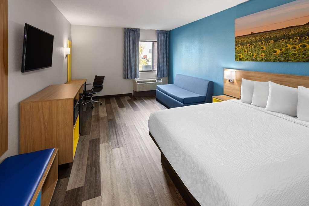 Days Inn & Suites By Wyndham Northwest Indianapolis Room photo