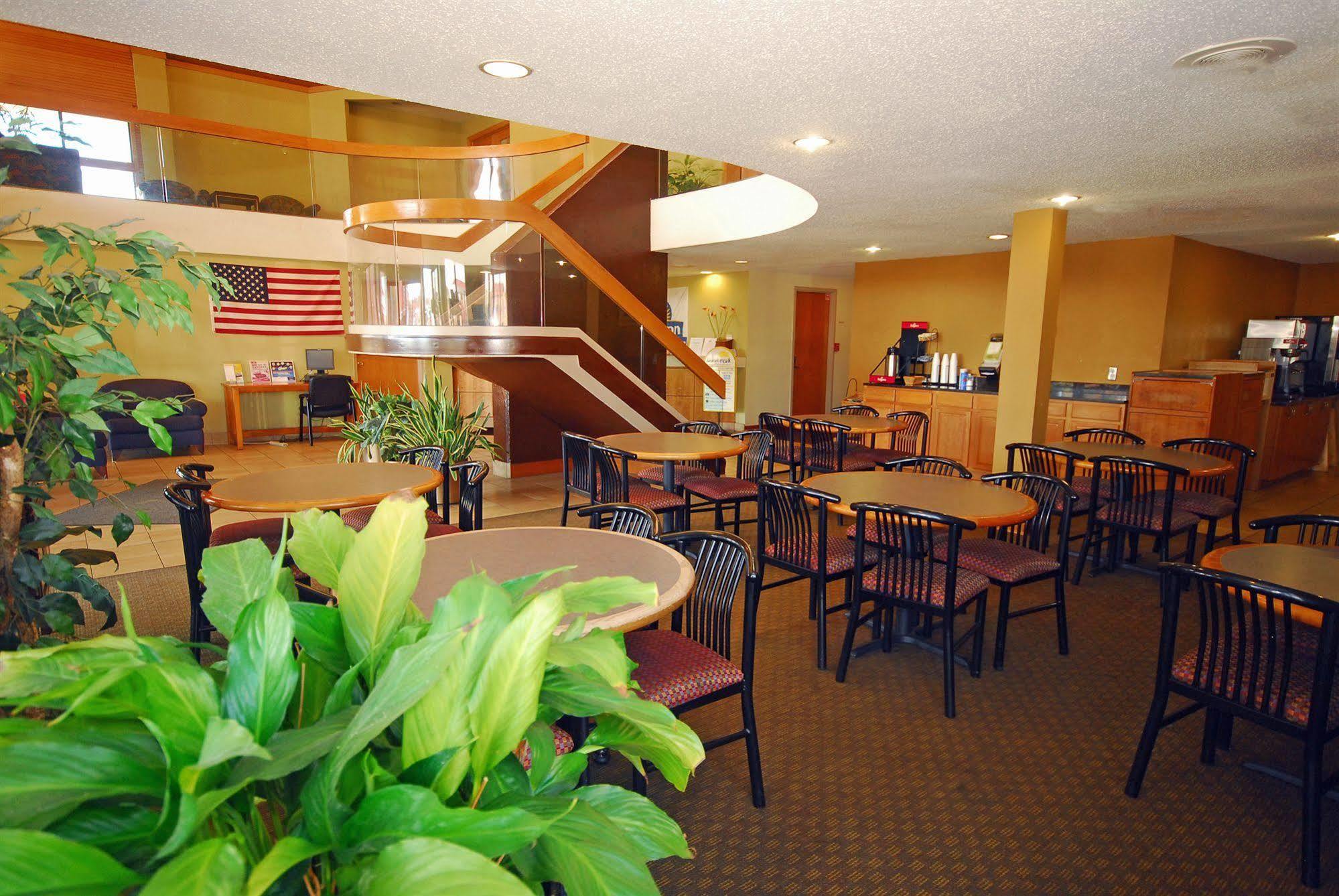 Days Inn & Suites By Wyndham Northwest Indianapolis Exterior photo